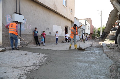 Doğalgaz çalışmaları nedeniyle hasar gören yollarda onarım (beton dökme) aralıksız devam ediyor