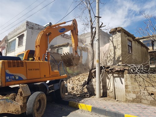 Madde bağımlılarının meskeni haline gelen metruk yapılar iş makinelerimiz ile denetimli bir şekilde yıkılıyor.