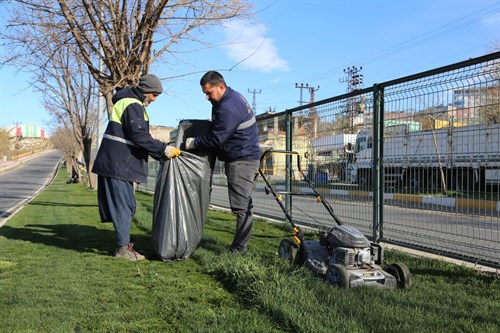 Park Bahçeler Müdürlüğü ekiplerimiz, park ve refüjlerimizde yabani ot temizliği ve çim biçme çalışmalarını sürdürüyor