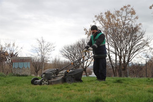 Park Bahçeler Müdürlüğü , ilçemizde bulunan yeşil alanlarda çim biçme ve temizlik çalışmalarına devam ediyor